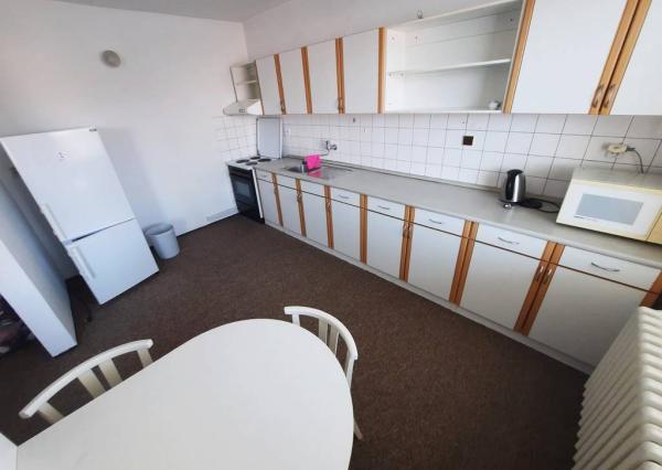 Prenájom 4 izbový byt s parkovaním, Pod Párovcami Piešťany.