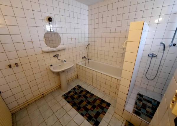 Prenájom 4 izbový byt s parkovaním, Pod Párovcami Piešťany.