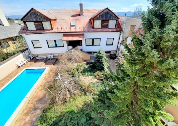 Prenájom 4 izbový byt s parkovaním, Pod Párovcami Piešťany.