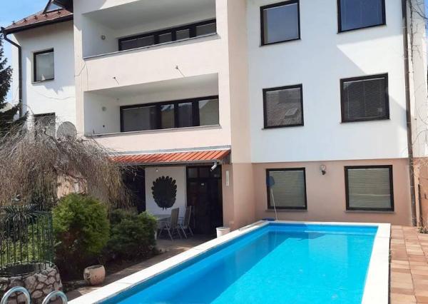 Prenájom 4 izbový byt s parkovaním, Pod Párovcami Piešťany.