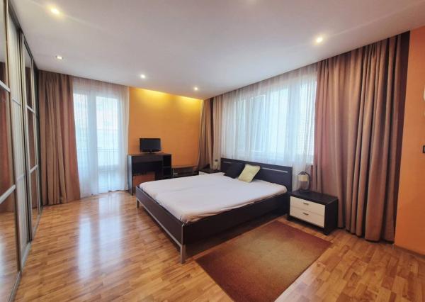 Na prenájom 3-izbový byt s balkónom, 97 m², Tallerova ul., Staré Mesto