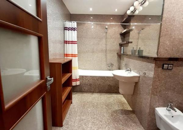 Na prenájom 3-izbový byt s balkónom, 97 m², Tallerova ul., Staré Mesto