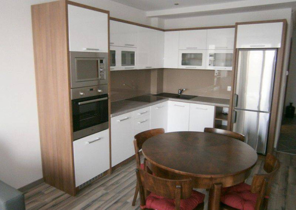 Na prenájom 2 izbový byt s parkovacím miestom, Piešťany.