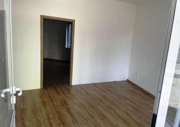 Na prenájom kancelársky priestor 42 m2 -širšie centrum- Nové Mesto n/V