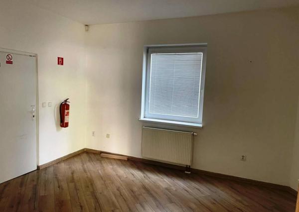 Na prenájom kancelársky priestor 42 m2 -širšie centrum- Nové Mesto n/V