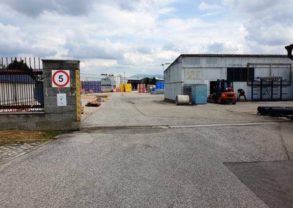Priemyselný areál 11 000 m2 s montovanou halou 340 m2 - Nové Mesto n/V