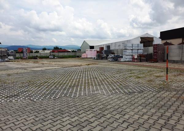 Priemyselný areál 11 000 m2 s montovanou halou 340 m2 - Nové Mesto n/V