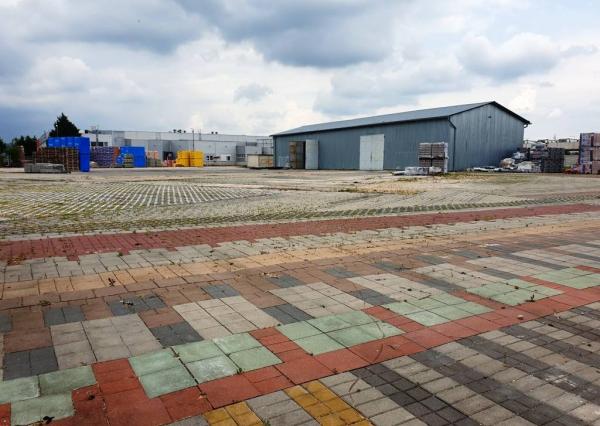 Priemyselný areál 11 000 m2 s montovanou halou 340 m2 - Nové Mesto n/V