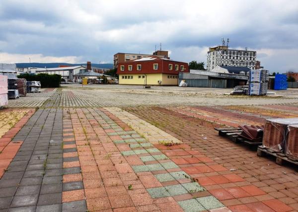 Priemyselný areál 11 000 m2 s montovanou halou 340 m2 - Nové Mesto n/V