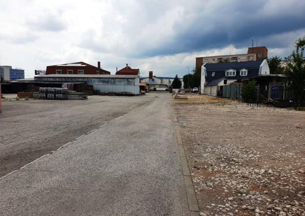 Priemyselný areál 11 000 m2 s montovanou halou 340 m2 - Nové Mesto n/V
