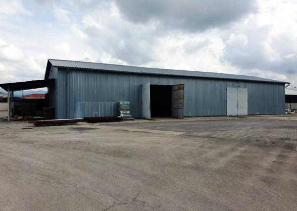 Priemyselný areál 11 000 m2 s montovanou halou 340 m2 - Nové Mesto n/V