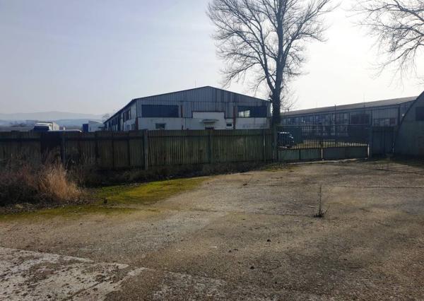 Na predaj areál 8700 m2 s halami 1510 m2 - Trenčianske Bohuslavice