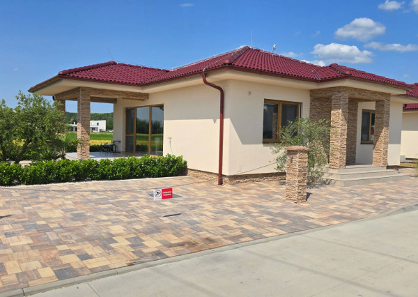 NOVOSTAVBA 4-IZBOVÉHO BUNGALOVU LEN 7 KM OD PIEŠŤAN – SOKOLOVCE