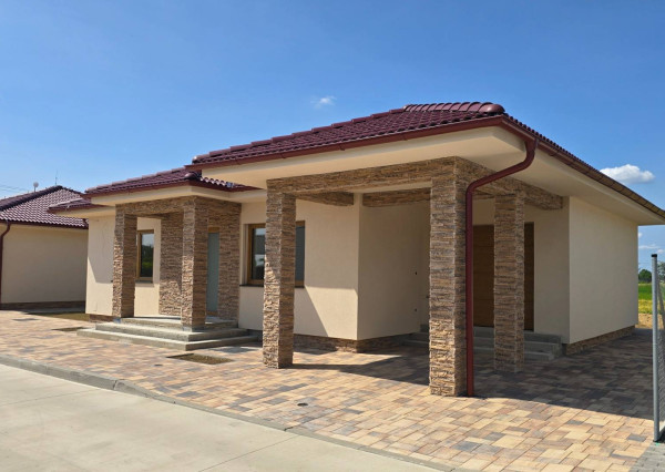 NOVOSTAVBA 4-IZBOVÉHO BUNGALOVU LEN 7 KM OD PIEŠŤAN – SOKOLOVCE