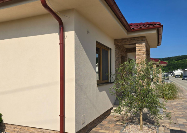 NOVOSTAVBA 4-IZBOVÉHO BUNGALOVU LEN 7 KM OD PIEŠŤAN – SOKOLOVCE