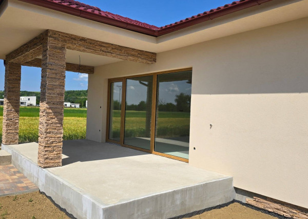 NOVOSTAVBA 4-IZBOVÉHO BUNGALOVU LEN 7 KM OD PIEŠŤAN – SOKOLOVCE
