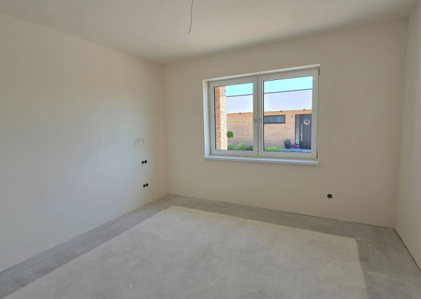 NOVOSTAVBA 4-IZBOVÉHO BUNGALOVU LEN 7 KM OD PIEŠŤAN – SOKOLOVCE