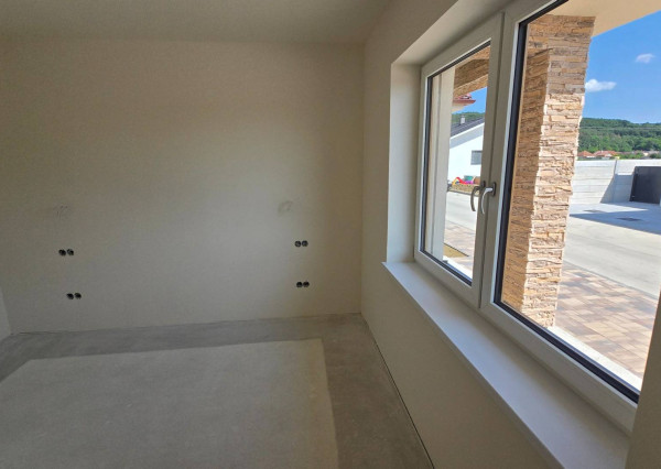 NOVOSTAVBA 4-IZBOVÉHO BUNGALOVU LEN 7 KM OD PIEŠŤAN – SOKOLOVCE