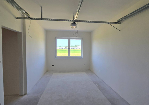 NOVOSTAVBA 4-IZBOVÉHO BUNGALOVU LEN 7 KM OD PIEŠŤAN – SOKOLOVCE