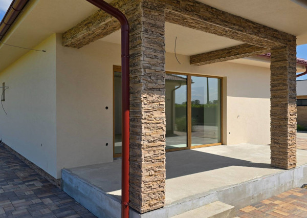 NOVOSTAVBA 4-IZBOVÉHO BUNGALOVU LEN 7 KM OD PIEŠŤAN – SOKOLOVCE