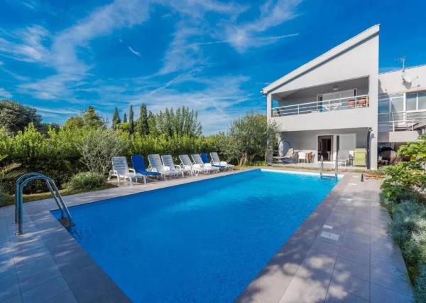 Chorvátsko - 6 izbový apartmánový dom pri Zadare, Sukošan