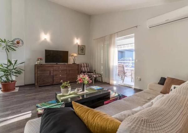 Chorvátsko - 6 izbový apartmánový dom pri Zadare, Sukošan