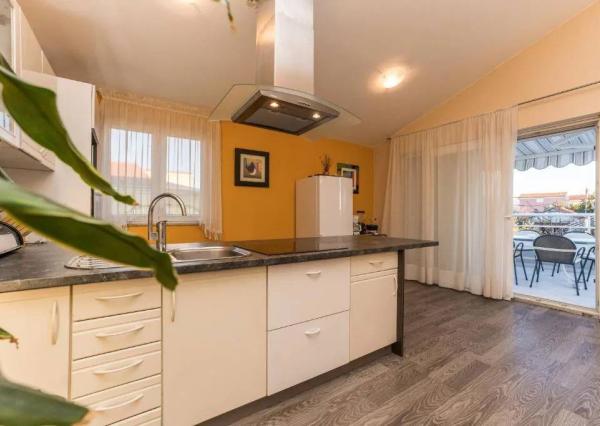 Chorvátsko - 6 izbový apartmánový dom pri Zadare, Sukošan