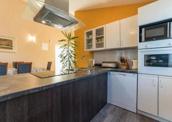 Chorvátsko - 6 izbový apartmánový dom pri Zadare, Sukošan