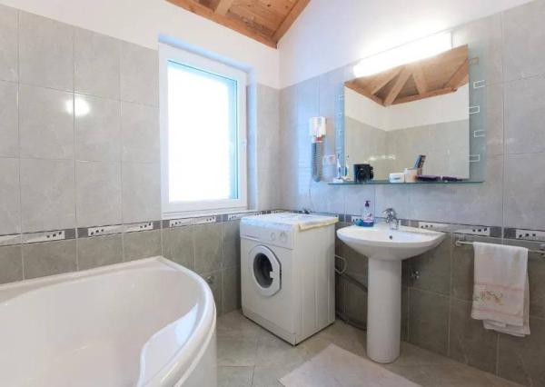 Chorvátsko - 6 izbový apartmánový dom pri Zadare, Sukošan