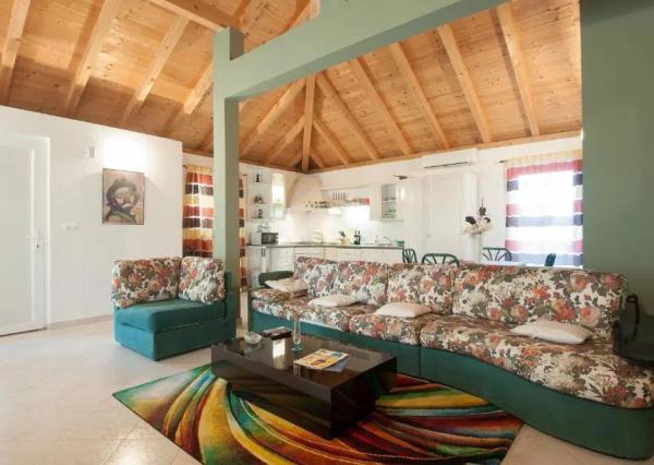 Chorvátsko - 6 izbový apartmánový dom pri Zadare, Sukošan
