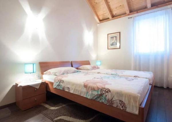 Chorvátsko - 6 izbový apartmánový dom pri Zadare, Sukošan