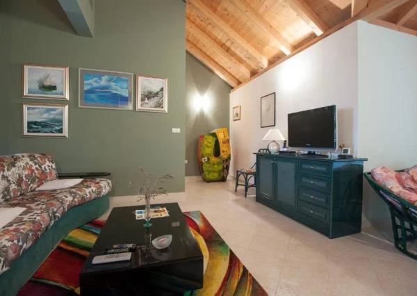 Chorvátsko - 6 izbový apartmánový dom pri Zadare, Sukošan