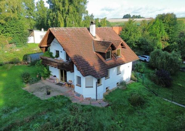 Rodinný dom 5+1 s dvojgarážou a pozemkom 2771 m², okres Domažlice (ČR)