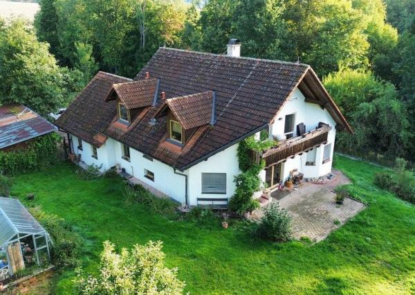 Rodinný dom 5+1 s dvojgarážou a pozemkom 2771 m², okres Domažlice (ČR)