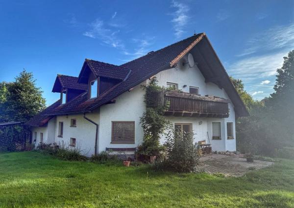 Rodinný dom 5+1 s dvojgarážou a pozemkom 2771 m², okres Domažlice (ČR)