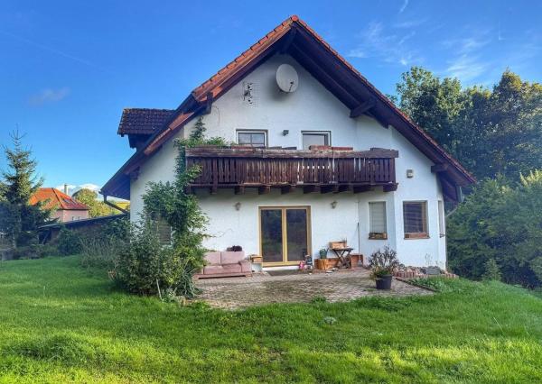 Rodinný dom 5+1 s dvojgarážou a pozemkom 2771 m², okres Domažlice (ČR)