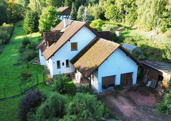 Rodinný dom 5+1 s dvojgarážou a pozemkom 2771 m², okres Domažlice (ČR)