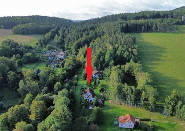 Rodinný dom 5+1 s dvojgarážou a pozemkom 2771 m², okres Domažlice (ČR)