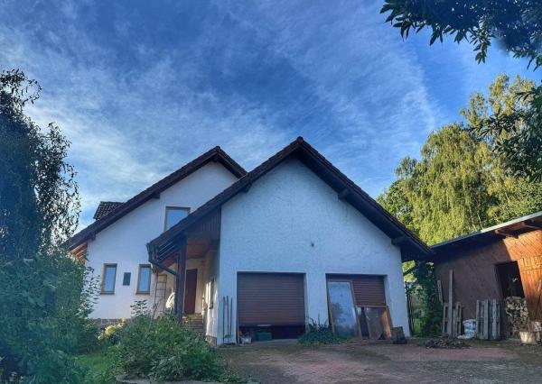 Rodinný dom 5+1 s dvojgarážou a pozemkom 2771 m², okres Domažlice (ČR)