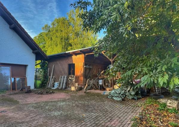 Rodinný dom 5+1 s dvojgarážou a pozemkom 2771 m², okres Domažlice (ČR)