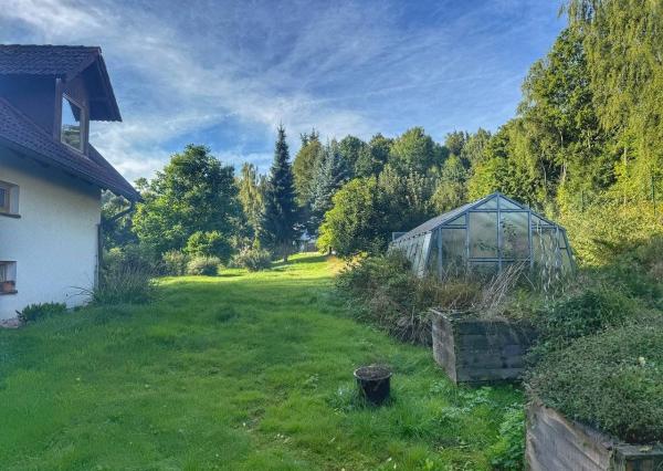 Rodinný dom 5+1 s dvojgarážou a pozemkom 2771 m², okres Domažlice (ČR)