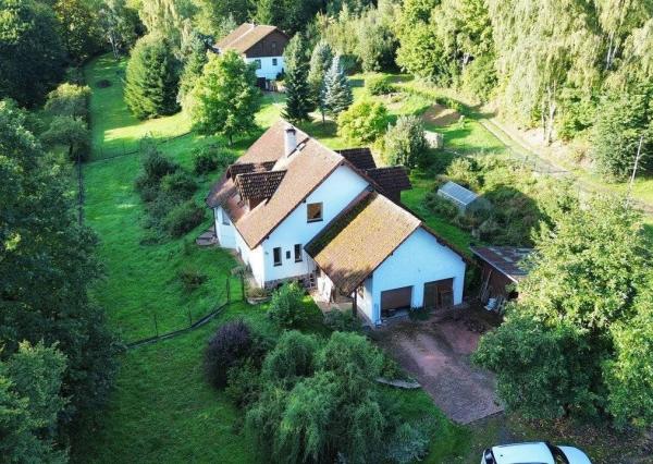 Rodinný dom 5+1 s dvojgarážou a pozemkom 2771 m², okres Domažlice (ČR)