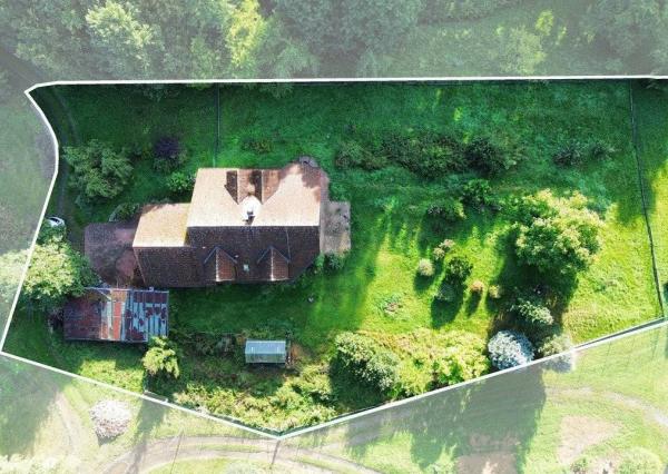 Rodinný dom 5+1 s dvojgarážou a pozemkom 2771 m², okres Domažlice (ČR)