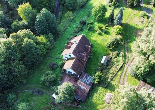 Rodinný dom 5+1 s dvojgarážou a pozemkom 2771 m², okres Domažlice (ČR)