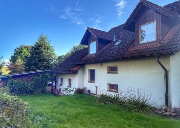 Rodinný dom 5+1 s dvojgarážou a pozemkom 2771 m², okres Domažlice (ČR)