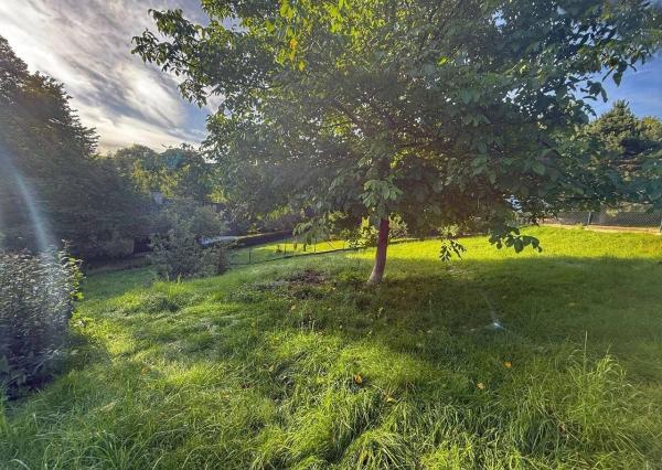 Rodinný dom 5+1 s dvojgarážou a pozemkom 2771 m², okres Domažlice (ČR)