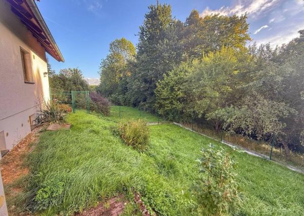 Rodinný dom 5+1 s dvojgarážou a pozemkom 2771 m², okres Domažlice (ČR)