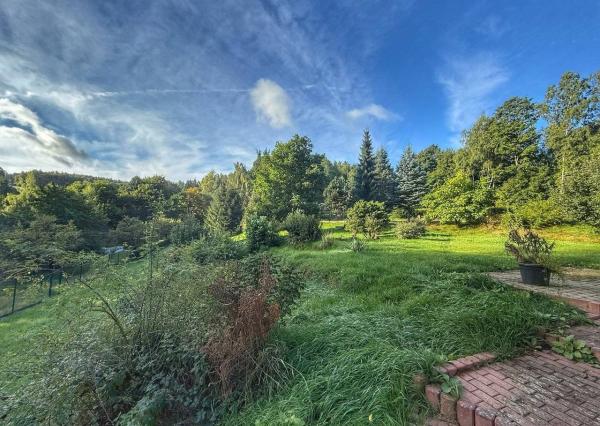 Rodinný dom 5+1 s dvojgarážou a pozemkom 2771 m², okres Domažlice (ČR)