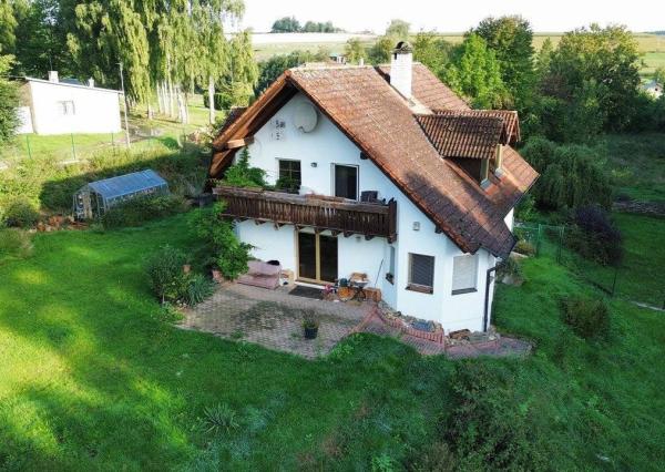 Rodinný dom 5+1 s dvojgarážou a pozemkom 2771 m², okres Domažlice (ČR)