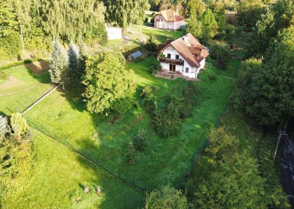 Rodinný dom 5+1 s dvojgarážou a pozemkom 2771 m², okres Domažlice (ČR)